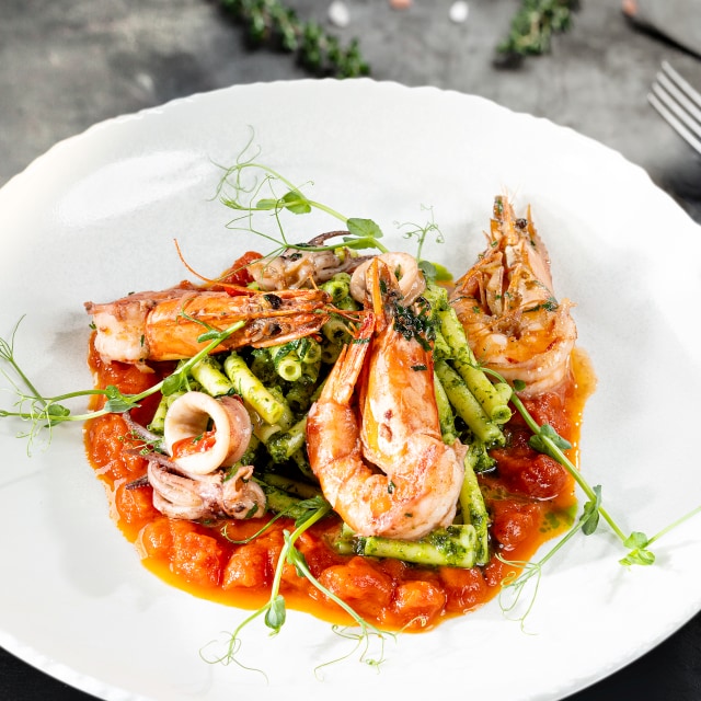 Makaron maccheroni/ owoce morza/ pesto szpinakowe/ pomidory Makaron maccheroni/ owoce morza/ pesto szpinakowe/ pomidory
